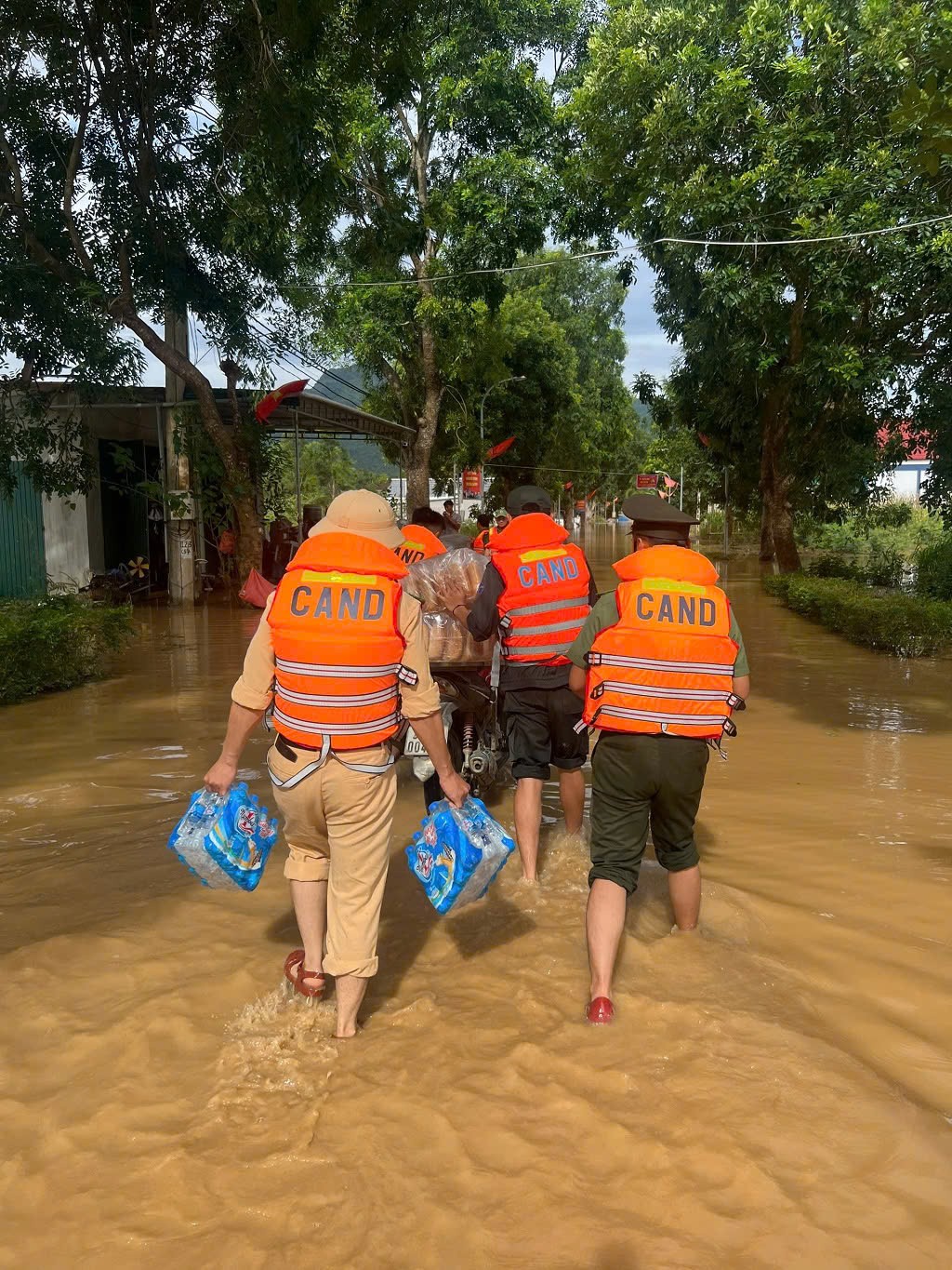 Công an Nghệ An căng sức giúp dân khắc phục hậu quả cơn bão số 3
