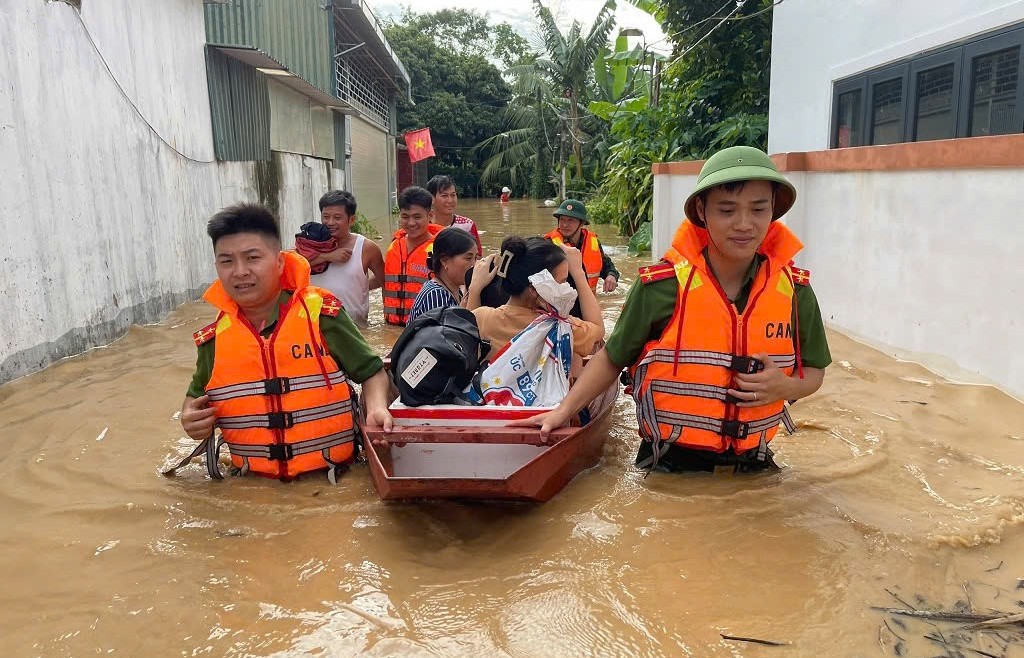 Công an Nghệ An căng sức giúp dân khắc phục hậu quả cơn bão số 3