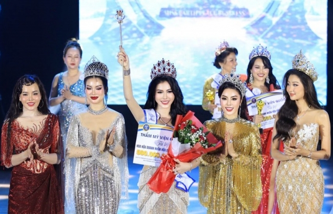 Hồ Thanh Tuyền đăng quang Hoa hậu Doanh nhân Hòa bình Trái đất 2025