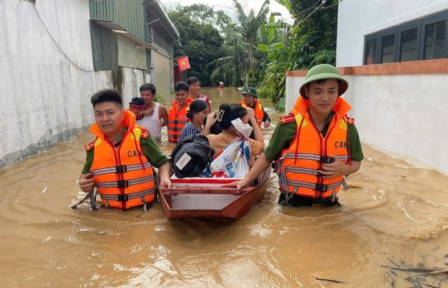 Công an Nghệ An căng sức giúp dân khắc phục hậu quả cơn bão số 3