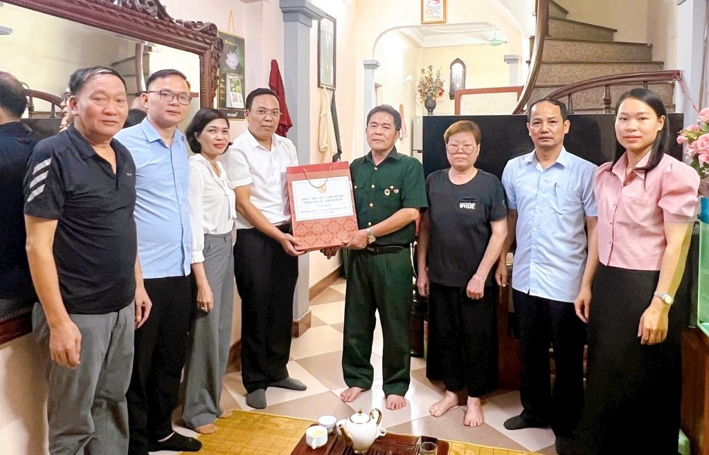 Lãnh đạo phường Thanh Liệt thăm, tặng quà người có công với cách mạng