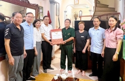 Lãnh đạo phường Thanh Liệt thăm, tặng quà người có công với cách mạng