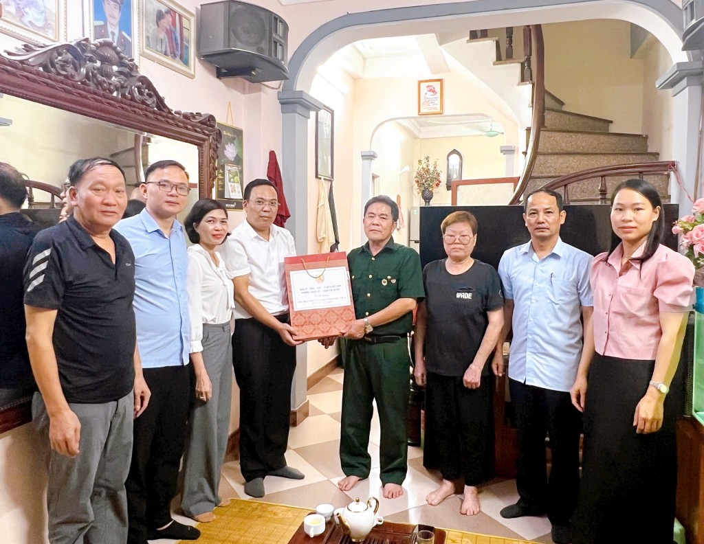 Lãnh đạo phường Thanh Liệt thăm, tặng quà người có công với cách mạng