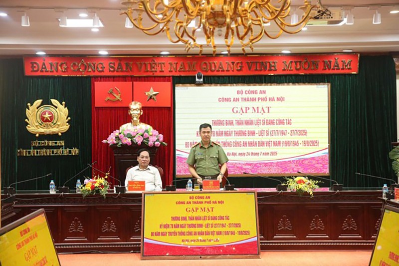 Đại tá Nguyễn Ngọc Quyền - Phó Bí thư Đảng ủy, Phó Giám đốc Công an TP Hà Nội bày tỏ tri ân các thương binh, gia đình liệt sỹ, người có công tại buổi gặp mặt