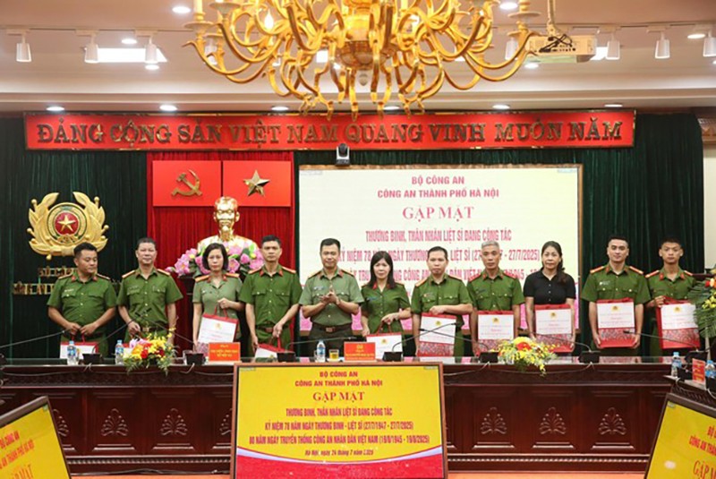 Đại tá Nguyễn Ngọc Quyền đã trao tặng những phần quà đến các đồng chí là thương binh, thân nhân gia đình liệt sĩ có hoàn cảnh khó khăn