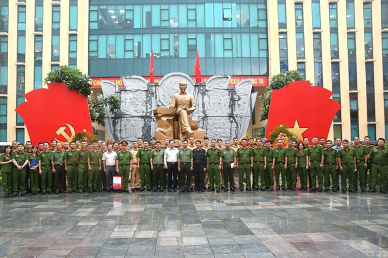 Các đại biểu chụp ảnh lưu niệm trước tượng đài Hồ Chủ tịch