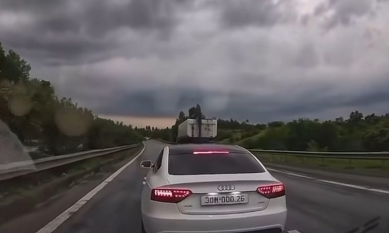 Hình ảnh được camera ghi lại chiếc xe Audi chèn ép ô tô khác trên cao tốc Hà Nội - Lào Cai