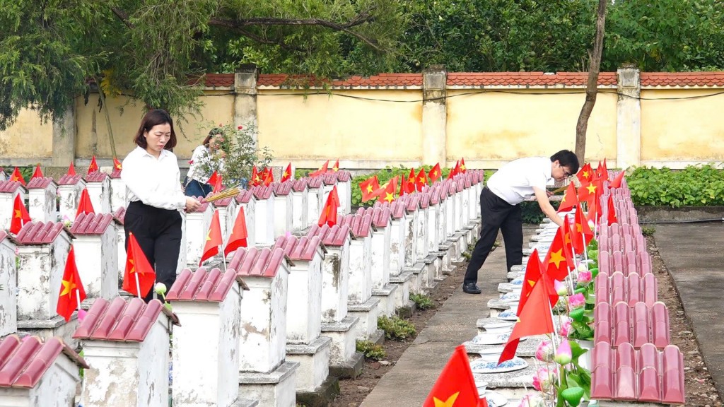 Dâng hương kỷ niệm 78 năm ngày Thương binh - Liệt sỹ