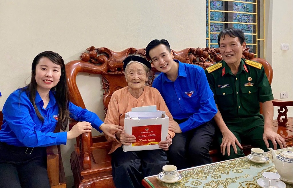 Món quà tháng Bảy: Trao đi từ lòng biết ơn của tuổi trẻ