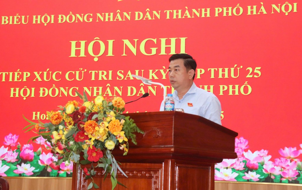 Đại biểu Nguyễn Minh Đức, Tổ trưởng Tổ đại biểu số 8 ghi nhận kiến nghị của cử tri