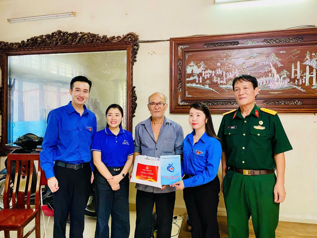 Đoàn công tác trao quà tới gia đình thương binh