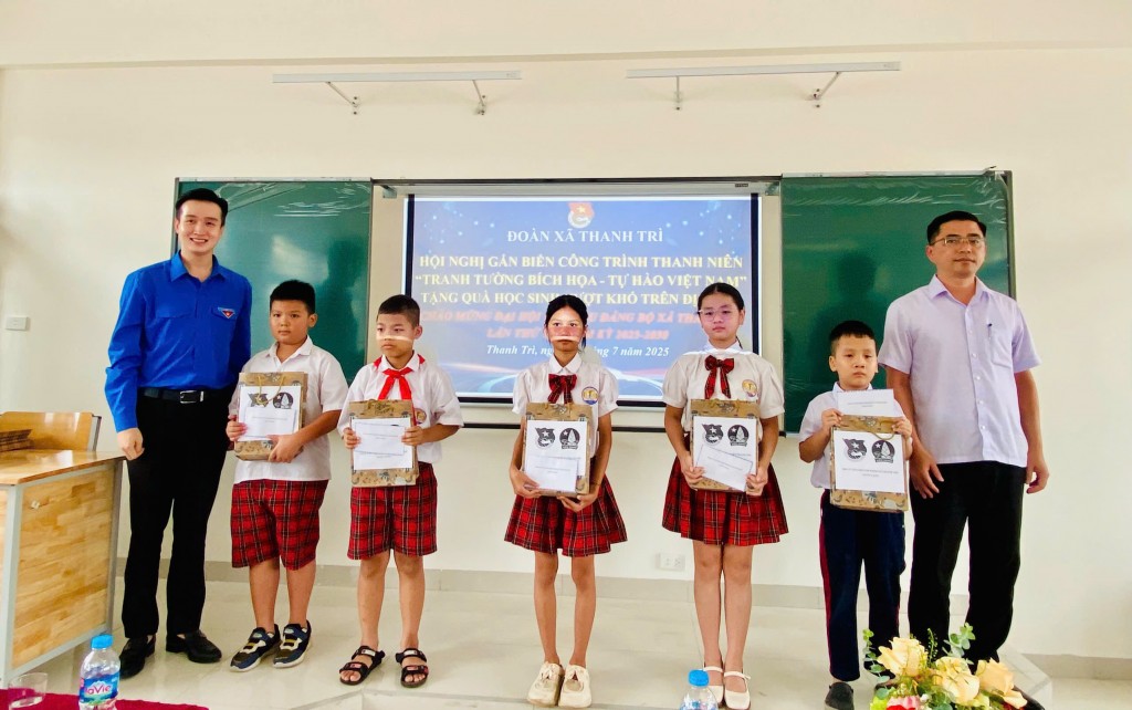 Lãnh đạo Thành đoàn Hà Nội và xã Thanh Trì trao quà tới các em học sinh