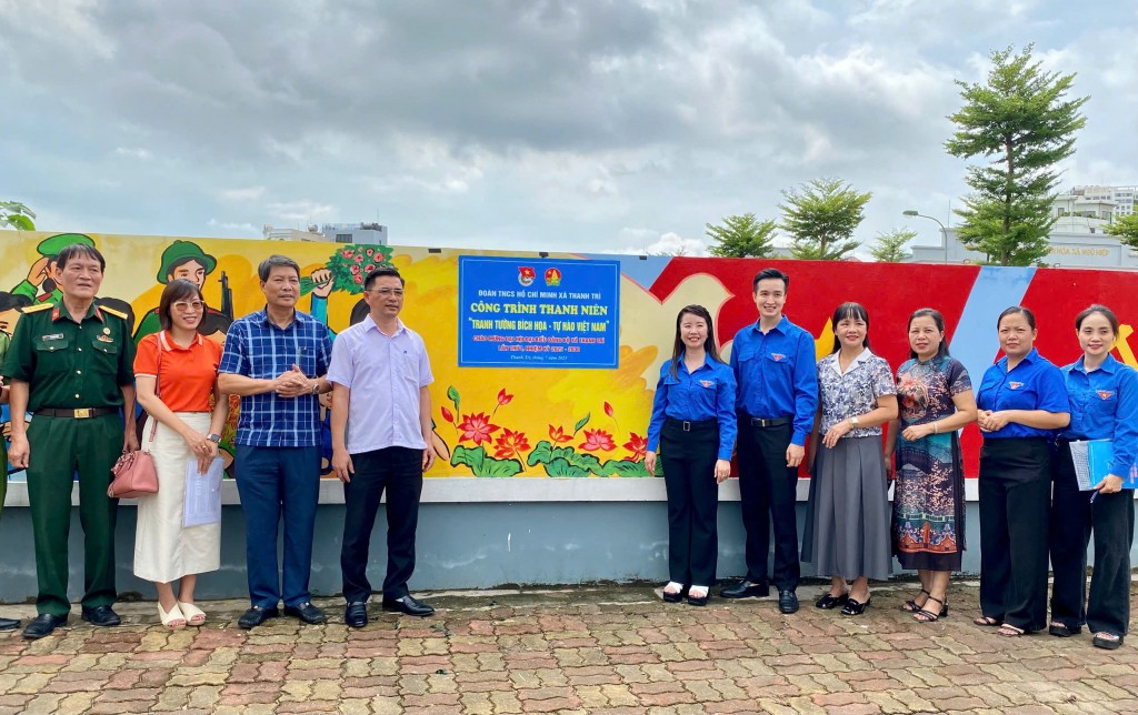 Đồng chí Đào Đức Việt, Phó Bí thư Thành đoàn, Chủ tịch Hội đồng Đội thành phố Hà Nội cùng các đồng chí lãnh đạo xã Thanh Trì và đoàn viên thực hiện gắn biển công trình thanh niên “Tranh tường bích hoạ – Tự hào Việt Nam”