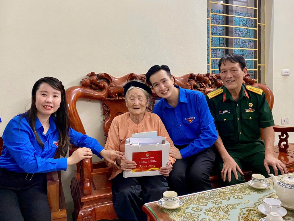 đoàn công tác tiếp tục đến thăm và tặng quà tại Mẹ Việt Nam anh hùng Nguyễn Thị Cứu, trú tại xã Ngọc Hồi.