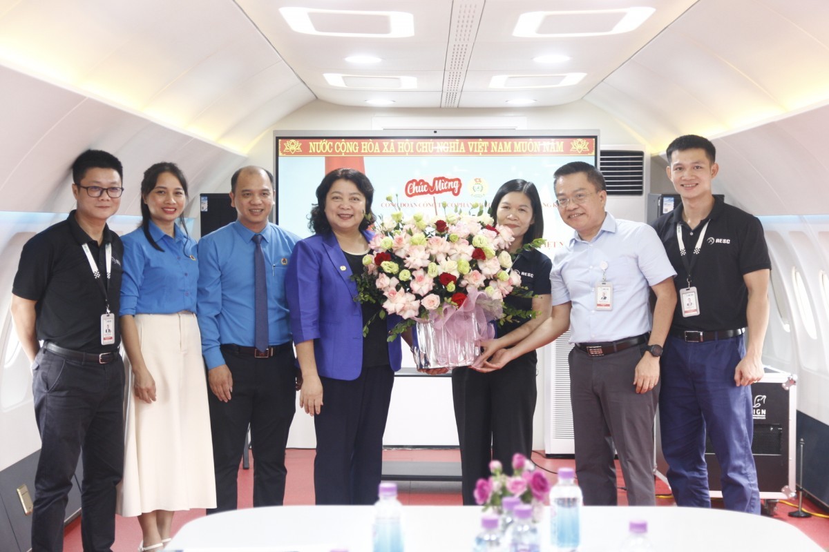 Đồng chí Nguyễn Thị Thu Thủy - Phó Chủ tịch LĐLĐ thành phố Hà Nội tặng hoa chúc mừng Công đoàn Công ty nhân kỷ niệm 96 năm Ngày thành lập Công đoàn Việt Nam