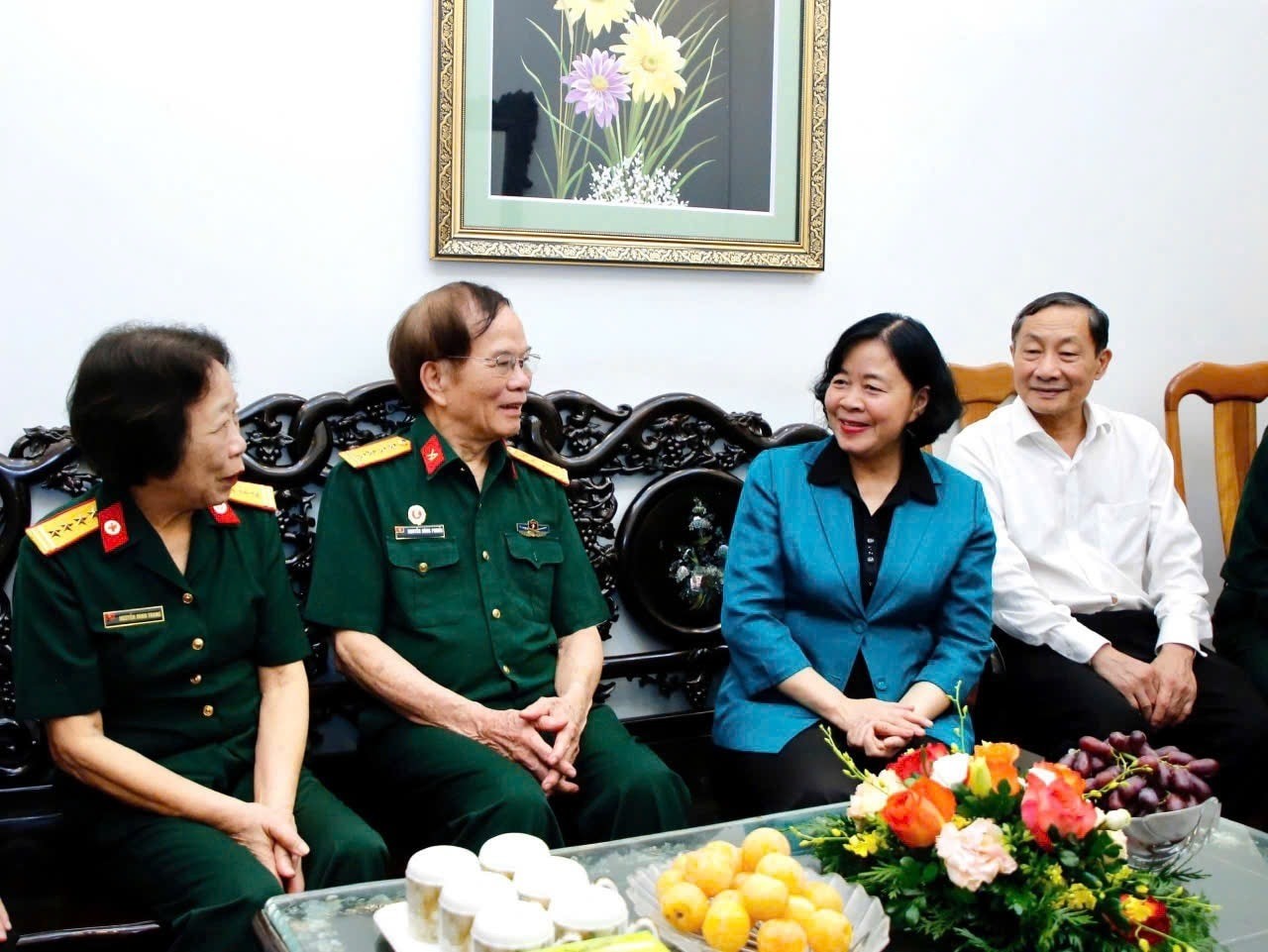 Bí thư Thành ủy Hà Nội Bùi Thị Minh Hoài thăm, tặng quà thương binh Nguyễn Hùng Phong. Ảnh: Viết Thành