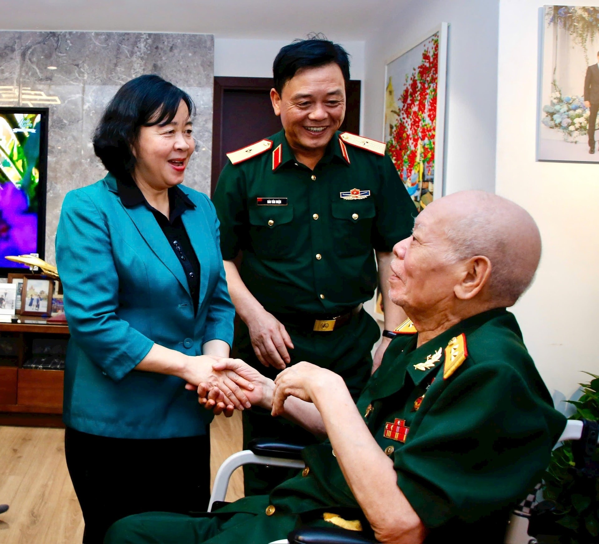Bí thư thành ủy Hà Nội Bùi Thị Minh Hoài thăm, tặng quà Anh hùng Lực lượng vũ trang nhân dân Đào Duy Cảnh. Ảnh: Viết Thành
