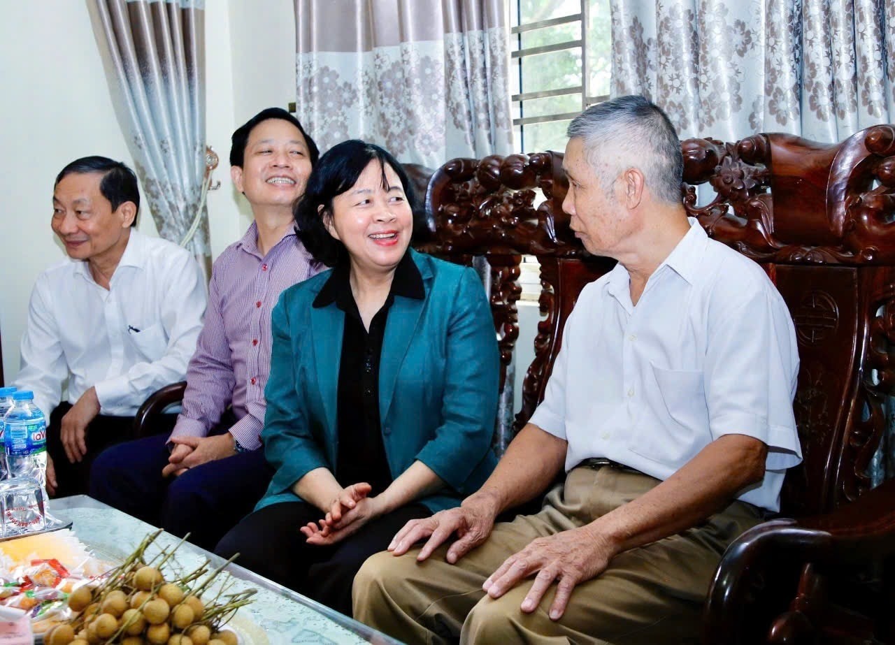 Bí thư thành ủy Hà Nội Bùi Thị Minh Hoài trò chuyện với thương binh Nguyễn Trung Tiến. Ảnh: Viết Thành