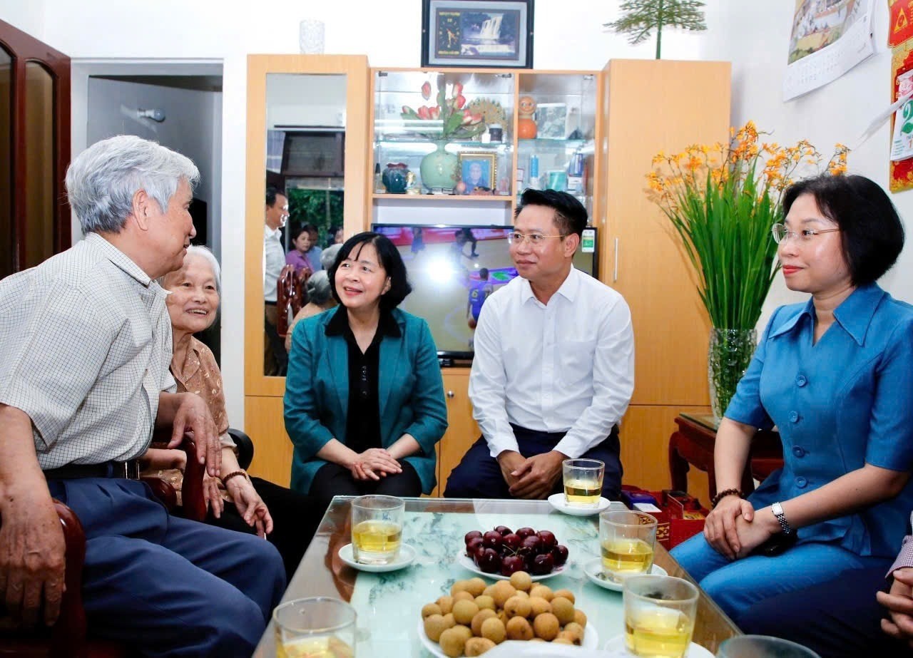 Bí thư thành ủy Hà Nội Bùi Thị Minh Hoài thăm, trò chuyện với thương binh Nguyễn Đức Sáu. Ảnh: Viết Thành