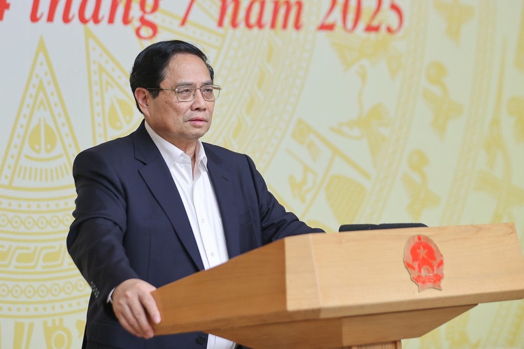 Thủ tướng Phạm Minh Chính nhấn mạnh, phải thay đổi căn bản về tư duy: Dứt khoát chuyển từ bị động ứng phó sang chủ động phòng ngừa, ứng phó phải hiệu quả, kịp thời, khắc phục phải hiệu quả - Ảnh: VGP/Nhật Bắc