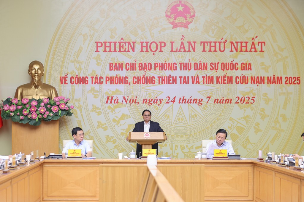 Thủ tướng yêu cầu, trong hoạt động phòng thủ dân sự phải tuân thủ 3 nguyên tắc cơ bản: Phòng ngừa phải từ sớm, từ xa, từ khi chưa xảy ra sự cố; ứng phó phải bình tĩnh, sáng suốt, kịp thời, phù hợp, an toàn, hiệu quả; khắc phục phải chung tay, cơ bản, toàn dân, toàn diện, toàn phần - Ảnh: VGP/Nhật Bắc