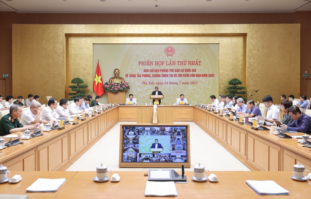 Thủ tướng cho rằng cần làm tốt công tác nắm tình hình, dự báo, cảnh báo; ứng phó phải bình tĩnh, sáng suốt, bám sát thực tiễn để phân tích, đánh giá và quyết định phải rất thận trọng, cương quyết, coi trọng sự sống, tính mạng của người dân là trên hết, tr