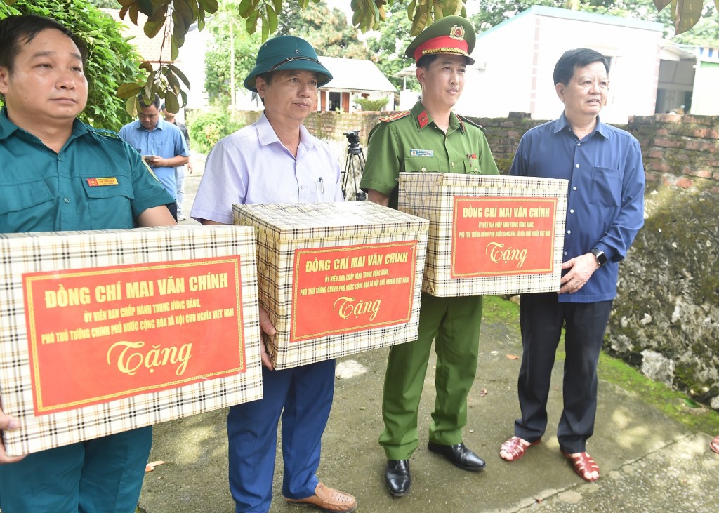 Phó Thủ tướng tặng quà các lực lượng hỗ trợ người dân bị ảnh hưởng bởi mưa lũ tại xã Cẩm Tú - Ảnh: VGP/Giang Thanh
