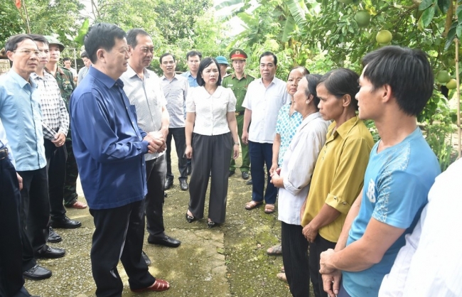 Phó Thủ tướng Mai Văn Chính thăm hỏi, động viên người dân bị ảnh hưởng bởi mưa lũ tại Thanh Hóa