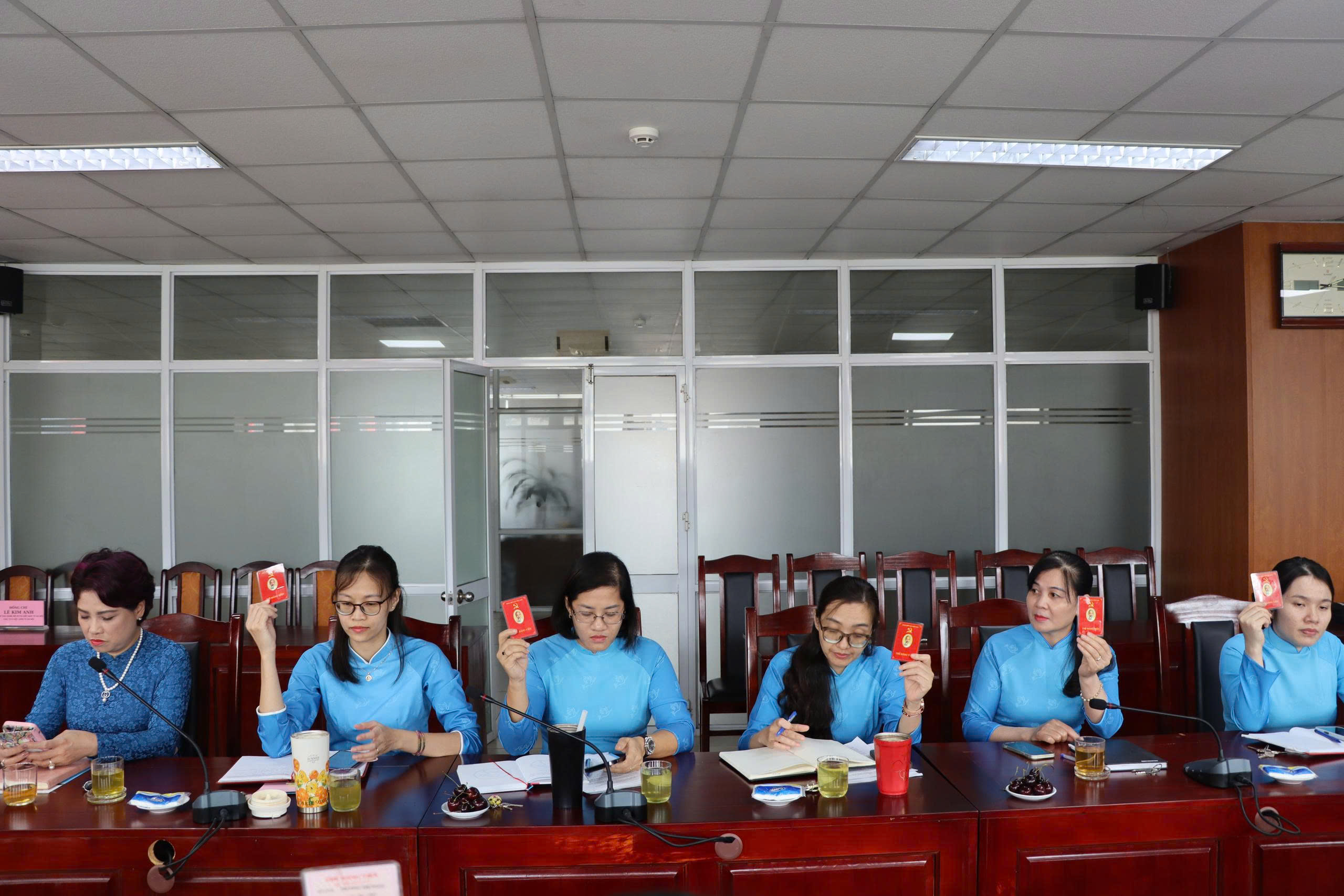 Đại biểu dự Đại hội nhất trí biểu quyết thông qua Nghị quyết Đại hội Chi bộ Ban Công tác Phụ nữ lần thứ I, nhiệm kỳ 2025-2030.