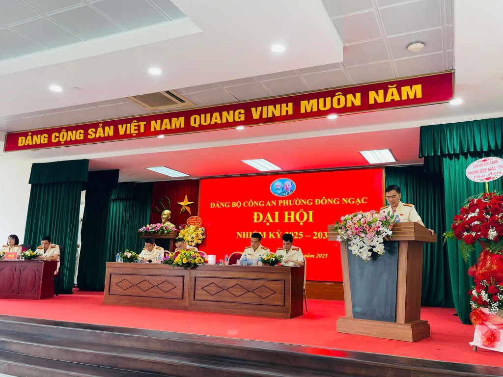 Đồng chí Lê Ngọc Tuấn: Bí thư Đảng ủy – Trưởng Công an phường Đông Ngạc đã tiếp thu ý kiến phát biểu chỉ đạo của Lãnh đạo phường và giao nhiệm vụ cho cán bộ, chiến sĩ công an phường quyết tâm thực hiện thắng lợi Nghị quyết của Đại hội.