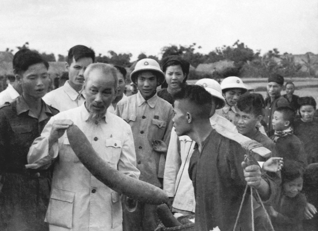 Bài 1: Đổi mới tư duy vì Nhân dân phục vụ