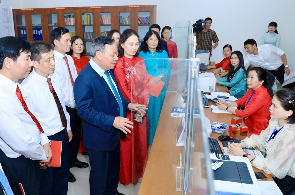 Phó Bí thư Thường trực Thành ủy Hà Nội Nguyễn Văn Phong trao đổi, động viên các cán bộ tại phòng một cửa phường Dương Nội. 