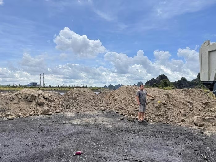Hiện trường nơi xảy ra vụ đổ chất thải trái phép. (Ảnh: Công an tỉnh Quảng Ninh)