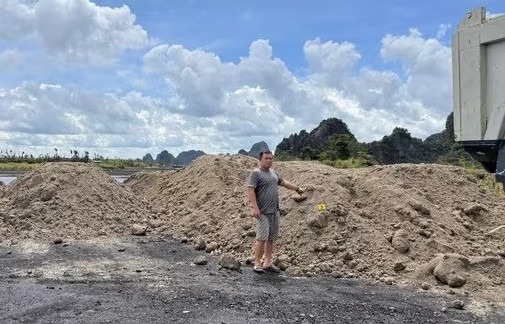 Quảng Ninh: Khởi tố 4 đối tượng xả bã bê tông ra môi trường