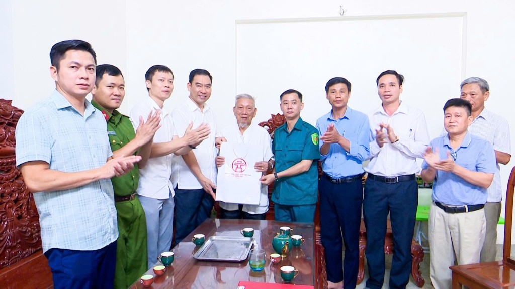 Đồng chí Tạ Hữu Thọ, Bí thư Đảng uỷ, Chủ tịch HĐND xã bày tỏ lòng biết ơn, ân cần hỏi thăm sức khỏe, động viên thân nhân liệt sĩ