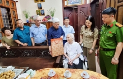Phường Đại Mỗ: Thăm, tặng quà các gia đình chính sách tiêu biểu