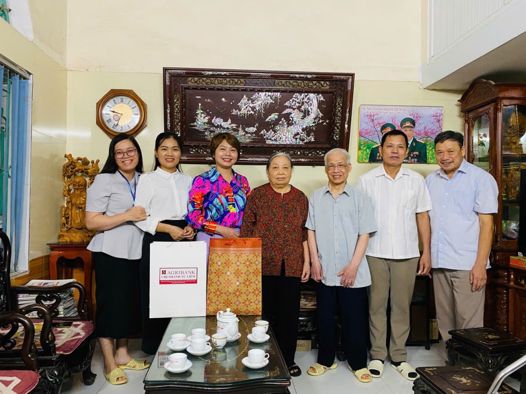 Phường Đại Mỗ: Thăm, tặng quà các gia đình chính sách tiêu biểu