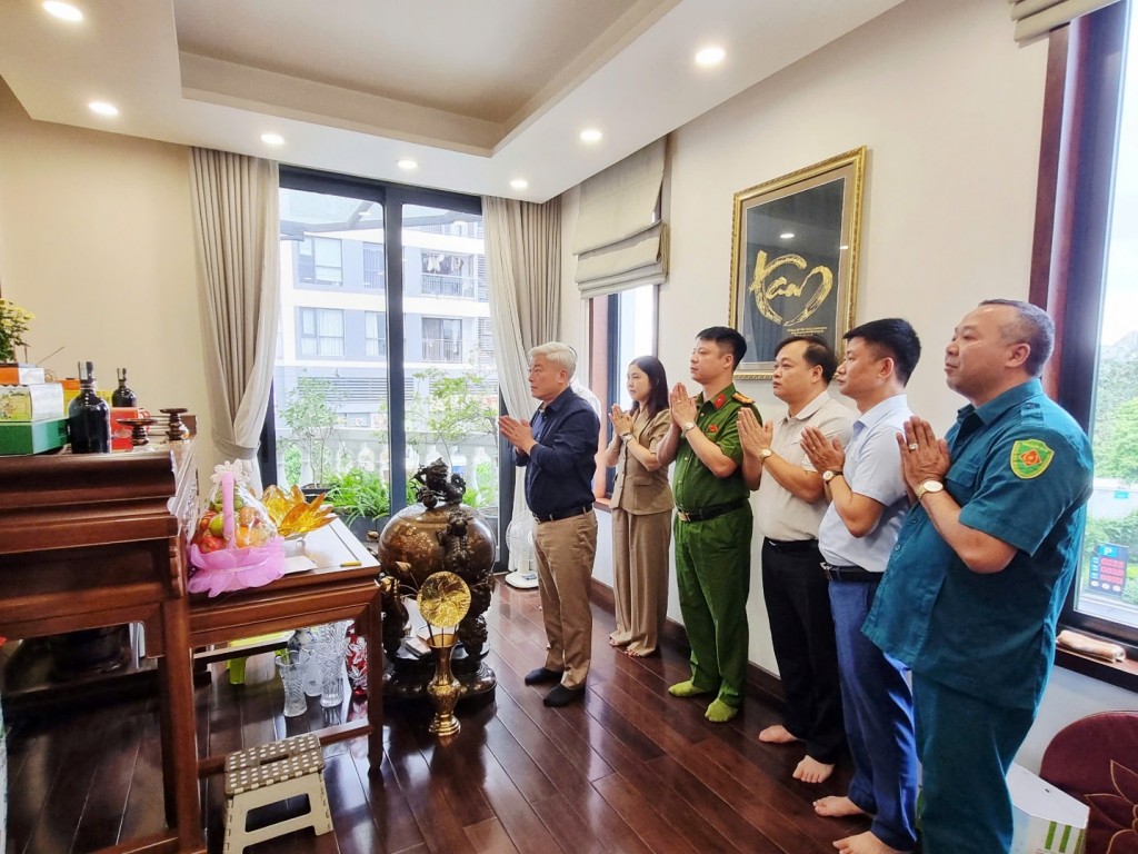 Theo đó, đoàn công tác số 1 do đồng chí Mai Trọng Thái - Bí thư Đảng ủy, Chủ tịch HĐND phường làm trưởng đoàn đã đến thăm, tặng quà gia đình bà Nguyễn Thị Doan - nguyên Phó Chủ tịch nước, là con Liệt sỹ Nguyễn Hữu Duyên Theo đó, đoàn công tác số 1 do đồng chí Mai Trọng Thái - Bí thư Đảng ủy, Chủ tịch HĐND phường làm trưởng đoàn đã đến thăm, tặng quà gia đình bà Nguyễn Thị Doan - nguyên Phó Chủ tịch nước, là con Liệt sỹ Nguyễn Hữu Duyên