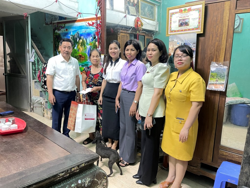 Phường Đại Mỗ: Thăm, tặng quà các gia đình chính sách tiêu biểu