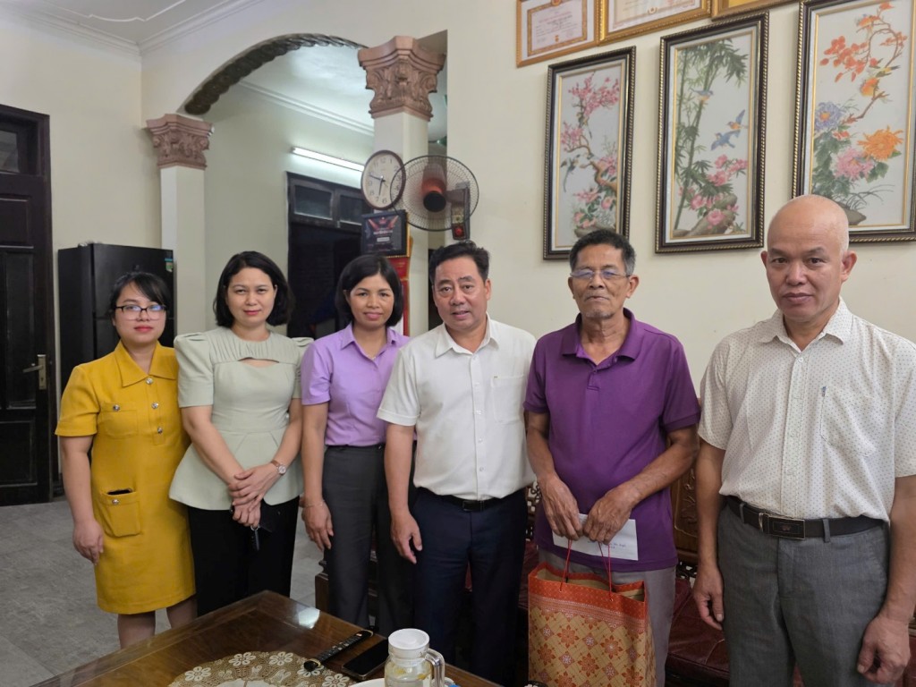 Phường Đại Mỗ: Thăm, tặng quà các gia đình chính sách tiêu biểu