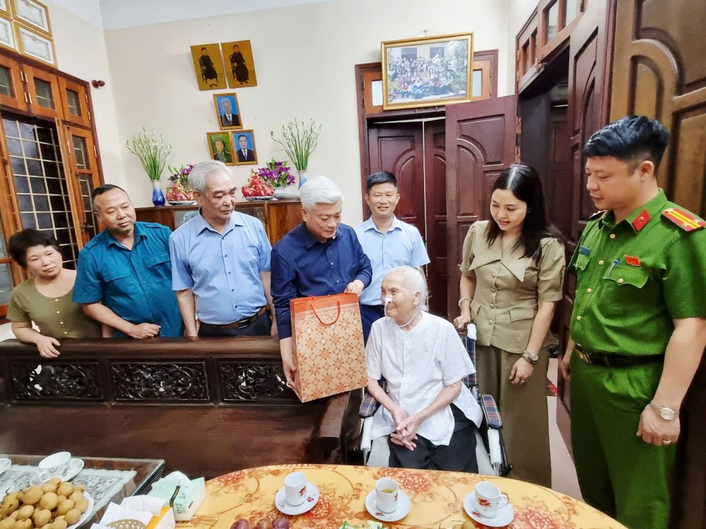Phường Đại Mỗ: Thăm, tặng quà các gia đình chính sách tiêu biểu Phường Đại Mỗ: Thăm, tặng quà các gia đình chính sách tiêu biểu