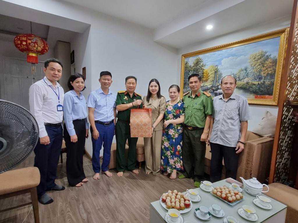 Phường Đại Mỗ: Thăm, tặng quà các gia đình chính sách tiêu biểu
