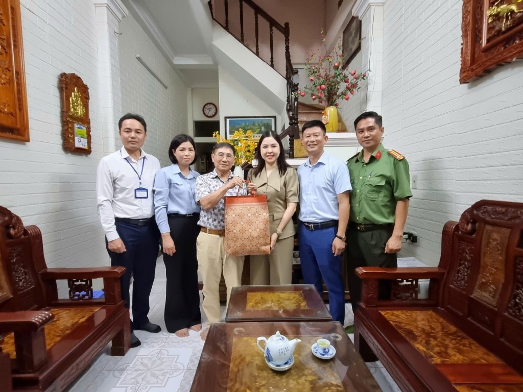 Phường Đại Mỗ: Thăm, tặng quà các gia đình chính sách tiêu biểu