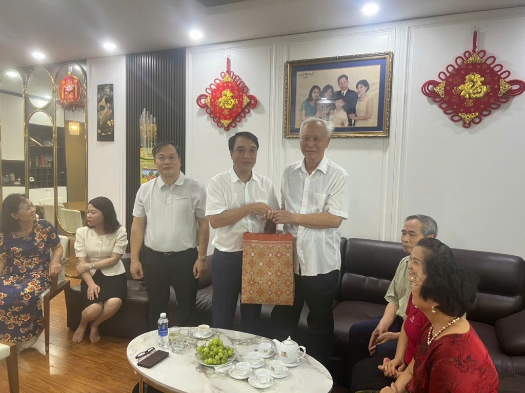 Phường Đại Mỗ: Thăm, tặng quà các gia đình chính sách tiêu biểu