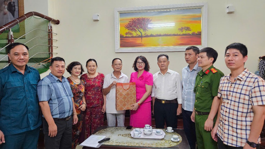 Phường Đại Mỗ: Thăm, tặng quà các gia đình chính sách tiêu biểu