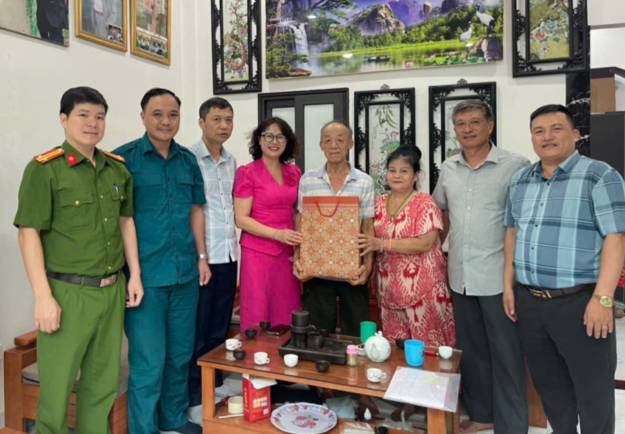 Phường Đại Mỗ: Thăm, tặng quà các gia đình chính sách tiêu biểu