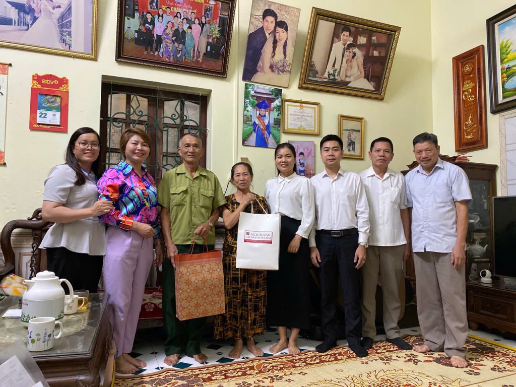 Phường Đại Mỗ: Thăm, tặng quà các gia đình chính sách tiêu biểu