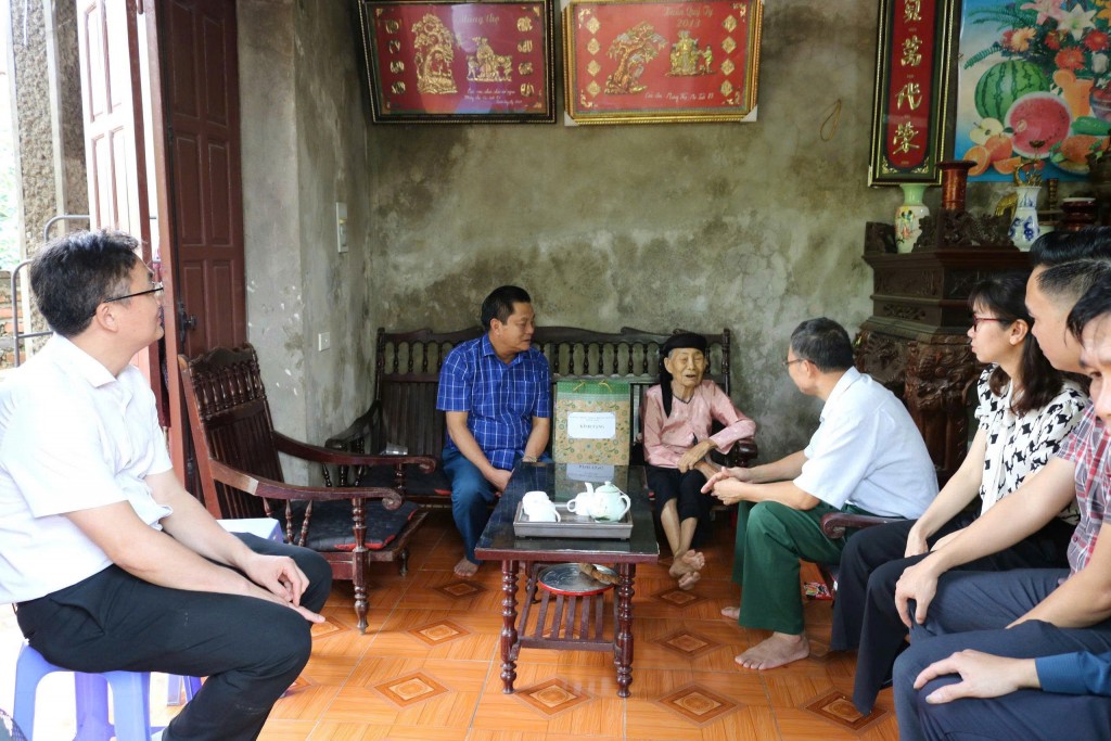 Thăm hỏi, động viên thân nhân liệt sỹ 