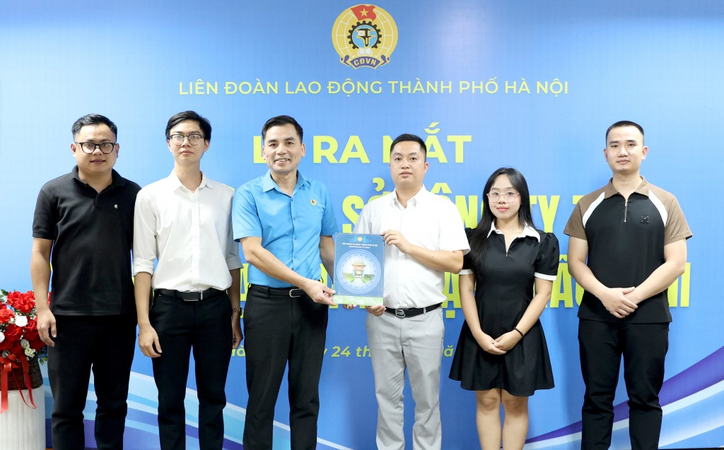 Phó Chủ tịch Thường trực phụ trách LĐLĐ thành phố Hà Nội Lê Đình Hùng trao Quyết định kết nạp đoàn viên và thành lập Công đoàn Công ty TNHH thương mại xuất nhập khẩu FANI