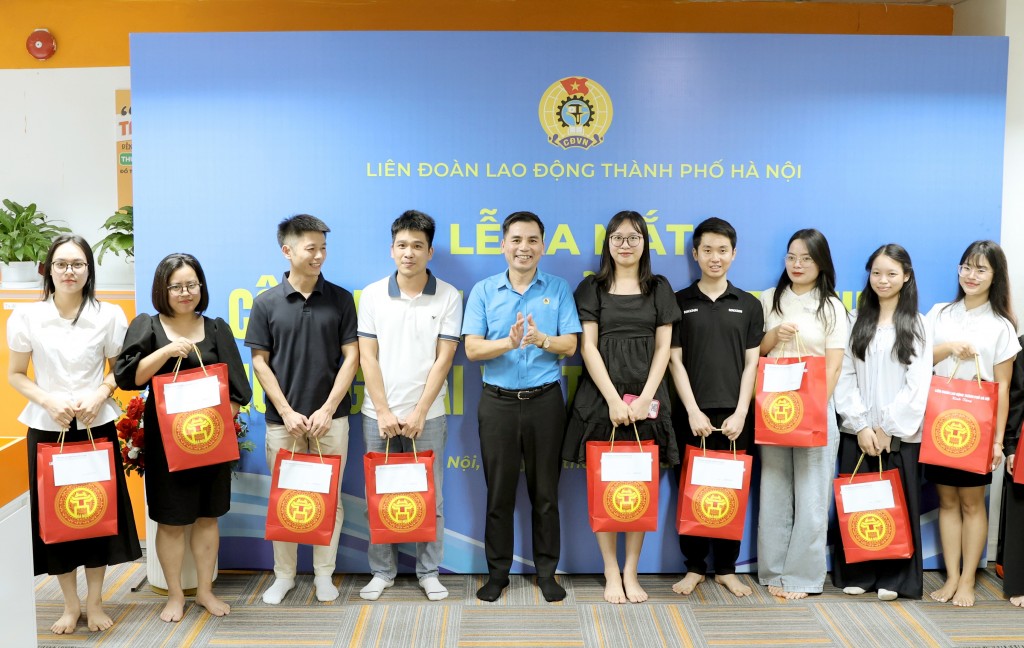 Phó Chủ tịch Thường trực phụ trách LĐLĐ thành phố Hà Nội Lê Đình Hùng trao quà cho đoàn viên